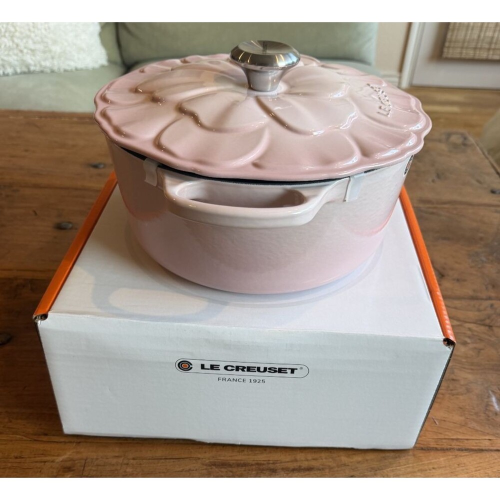 Le Creuset Enameled Cast Iron Petal Round Casserole 26 cm 5.5 qt Shell Pink NEW - Picture 6 of 12